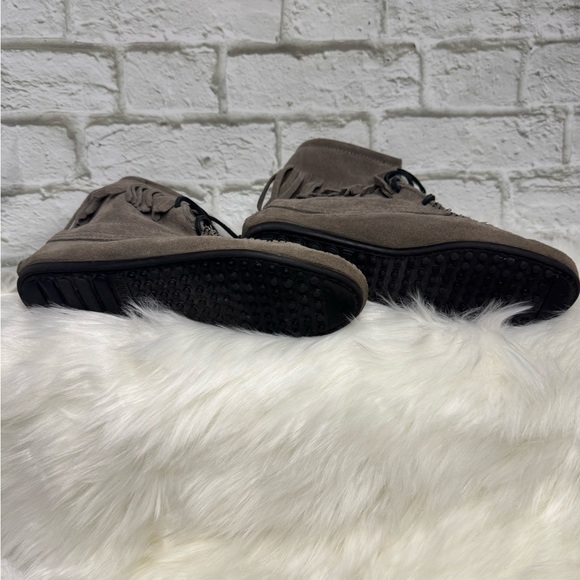 Minnetonka - Lace-Up Flat Ankle Boots with Fringe in Gray Suede - Women Size 8 - Picture 4 of 7